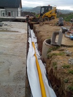 Foto dren�n� potrub� kolem z�kladov� desky